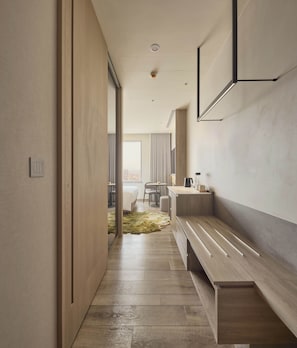 Caja de seguridad en la habitación y espacio para trabajar con laptop