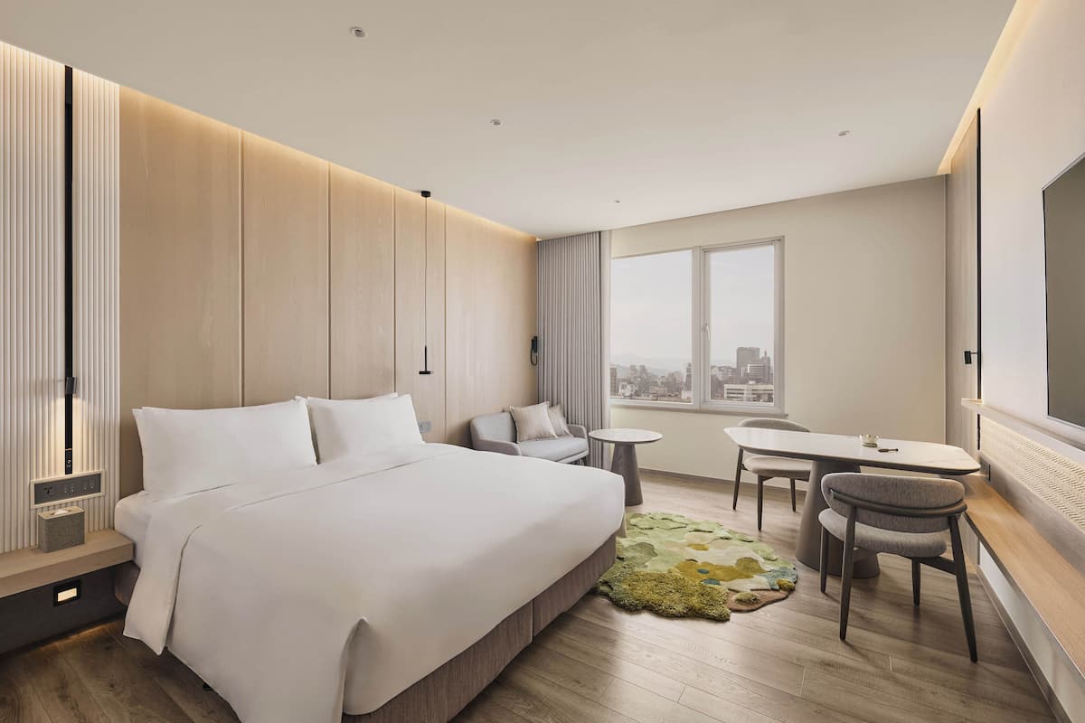 City 3 (King Bed) | In-room safe, laptop workspace, blackout drapes, iron/ironing board