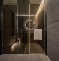 Habitación estándar doble, vistas a la ciudad | Baño | Secador de pelo, toallas, champú y papel higiénico