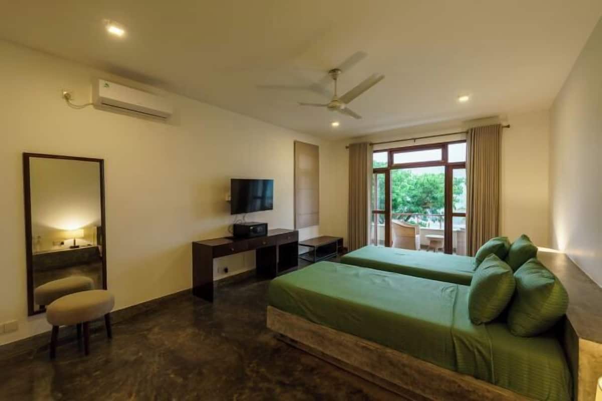 Soundproofing, free WiFi, bed sheets