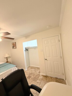 2 habitaciones, escritorio, tabla de planchar con plancha y wifi gratis 