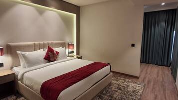 Junior Suite | In-room safe, desk, blackout curtains, soundproofing