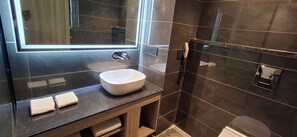 Double Room, Non Smoking, Air conditioning | Bathroom | Shower, hair dryer, slippers, towels - Rosastays Hansi (Hansi)