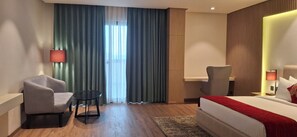 Quarto casal clássico | Cofres nos quartos, escrivaninha, cortinas blackout, Wi-Fi de cortesia