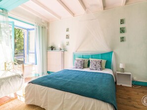 5 bedrooms, free WiFi - Medieval mill with garden and pets allowed (Bourguenolles)