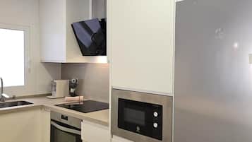 Refrigerador, microondas, lavavajillas y cafetera y tetera