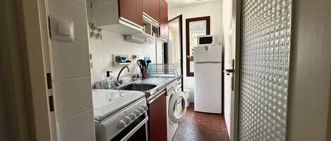 Kühlschrank, Ofen, Wasserkocher mit Kaffee-/Teezubehör, Toaster