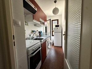 Fridge, oven, coffee/tea maker, toaster