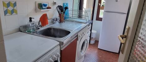 Fridge, oven, coffee/tea maker, toaster