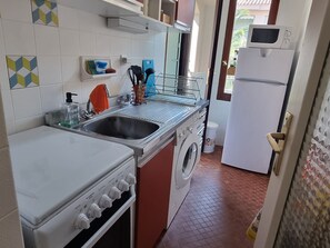 Refrigerador, horno, cafetera y tetera y tostadora 