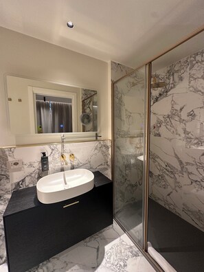 Dobbeltrom – deluxe | Bad | Dusj, hårføner, håndklær og såpe