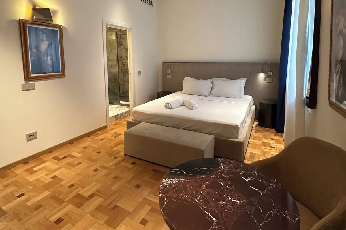 Deluxe Tek Büyük Yataklı Oda | Odada kasa, masa, dizüstü bilgisayar çalışma alanı, güneşlik/perde