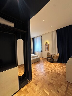 Dobbeltrom – deluxe | Safe på rommet, skrivebord og skrivebord for bærbar PC