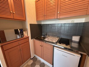 Réfrigérateur, micro-ondes, plaque de cuisson, cafetière/bouilloire