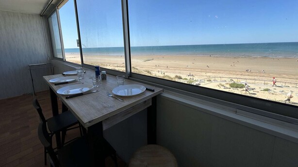 A dining area with a view of the beach. - 2-room apartment with sea-facing balcony - Saint-Hilaire-de-Riez (Saint-Hilaire-de-Riez)