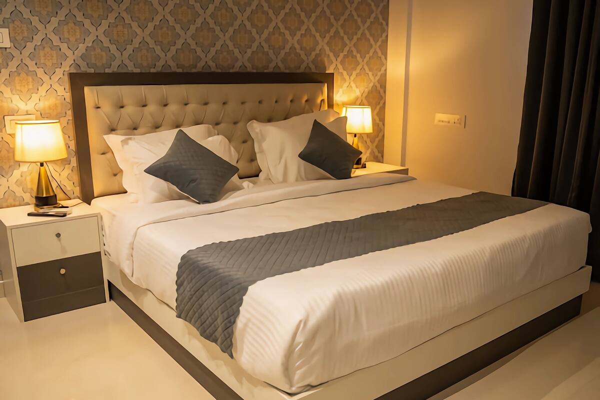 Deluxe-Doppelzimmer | Zimmersafe, Schreibtisch, Verdunkelungsvorhänge, schallisolierte Zimmer