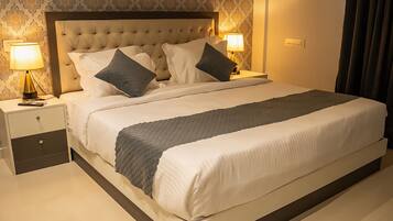 Quarto casal luxo | Cofres nos quartos, escrivaninha, cortinas blackout