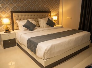 华丽双人房 | 客房内保险箱、办公桌、遮光窗帘、隔音