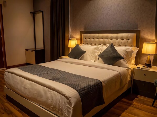 Deluxe-Doppelzimmer | Zimmersafe, Schreibtisch, Verdunkelungsvorhänge, schallisolierte Zimmer