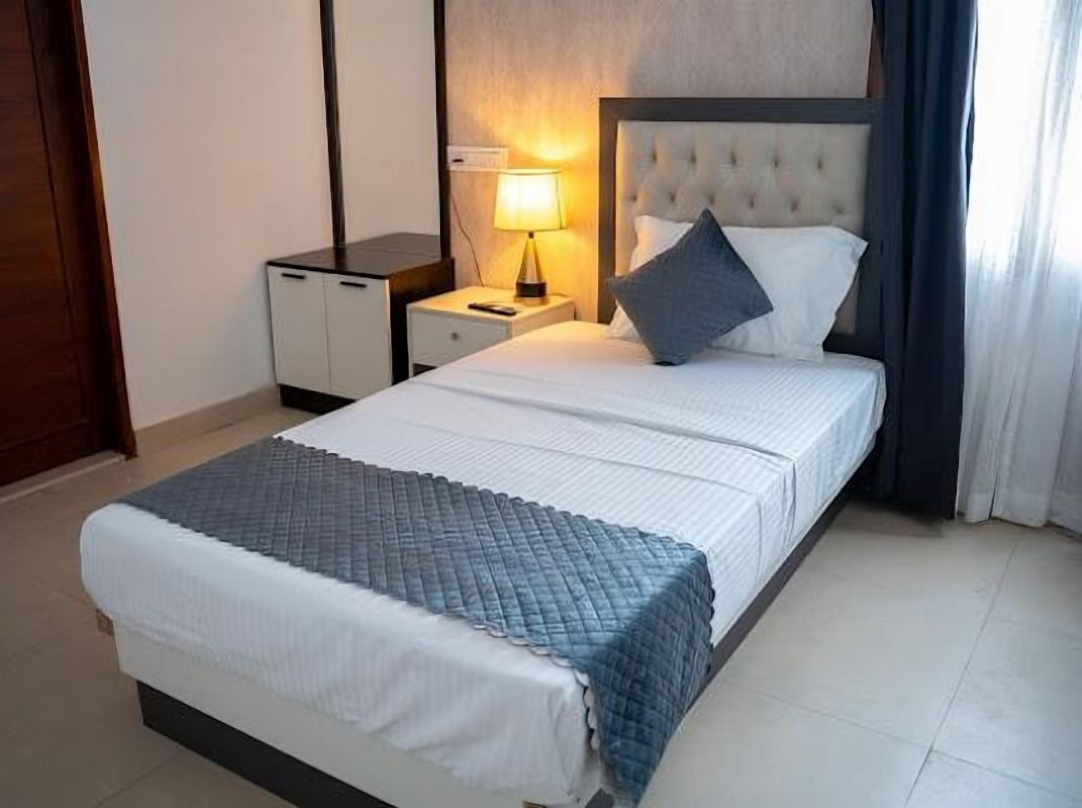 Standard-Einzelzimmer | Zimmersafe, Schreibtisch, Verdunkelungsvorhänge, schallisolierte Zimmer