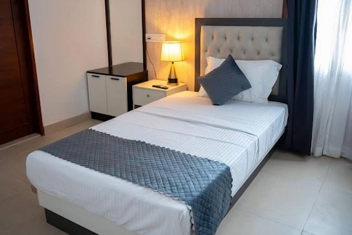 Standard-Einzelzimmer | Zimmersafe, Schreibtisch, Verdunkelungsvorhänge, schallisolierte Zimmer