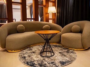 Deluxe-Suite, Balkon | Zimmersafe, Schreibtisch, Verdunkelungsvorhänge, schallisolierte Zimmer