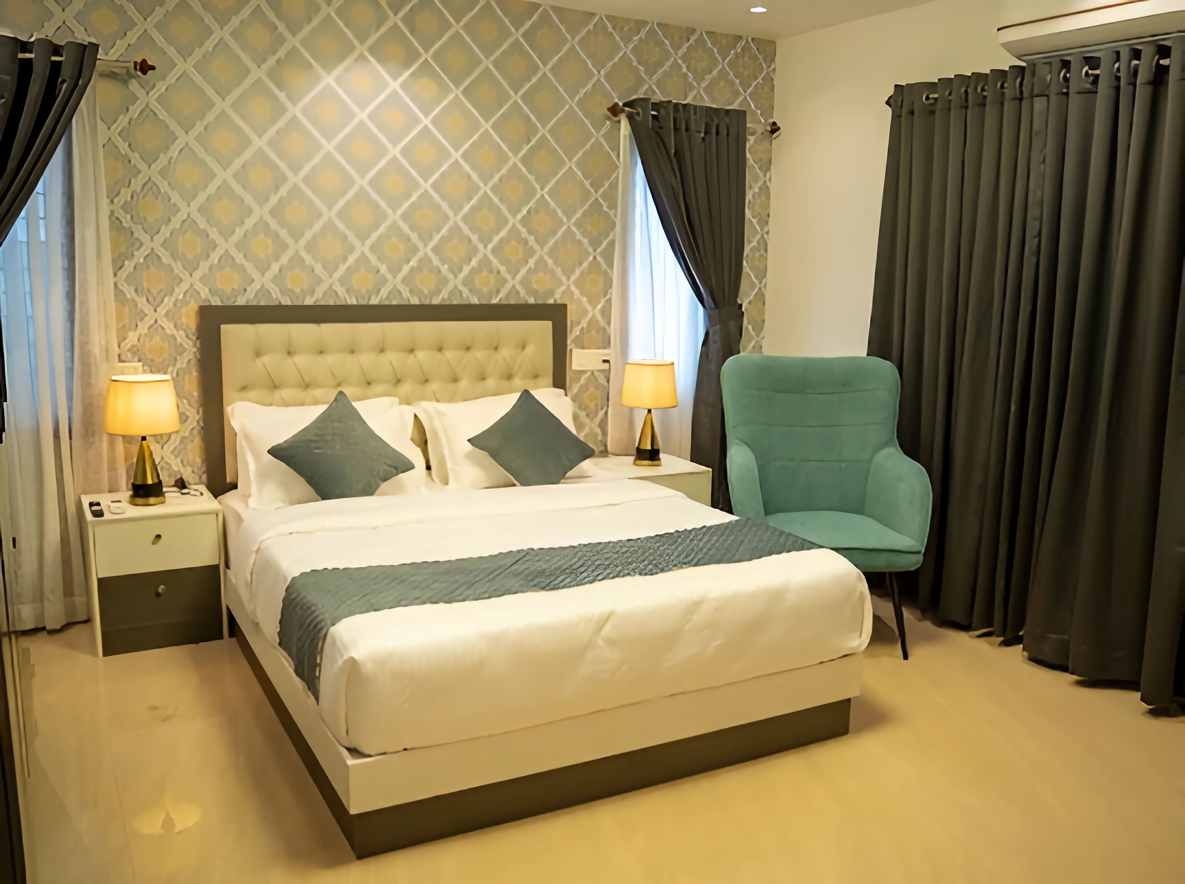 Deluxe-Suite, Balkon | Zimmersafe, Schreibtisch, Verdunkelungsvorhänge, schallisolierte Zimmer