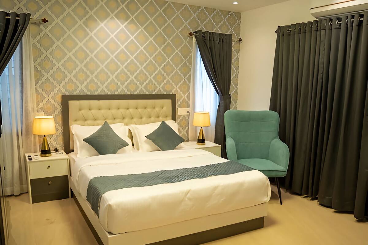 Deluxe-Suite, Balkon | Zimmersafe, Schreibtisch, Verdunkelungsvorhänge, schallisolierte Zimmer