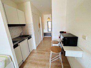 Kühlschrank, Mikrowelle, Wasserkocher mit Kaffee-/Teezubehör