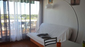 Living area - 2-room apartment with terrace and parking in Port Camargue (Port Camargue)
