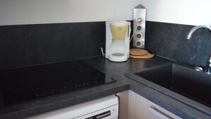 Private kitchen - 2-room apartment with terrace and parking in Port Camargue (Port Camargue)