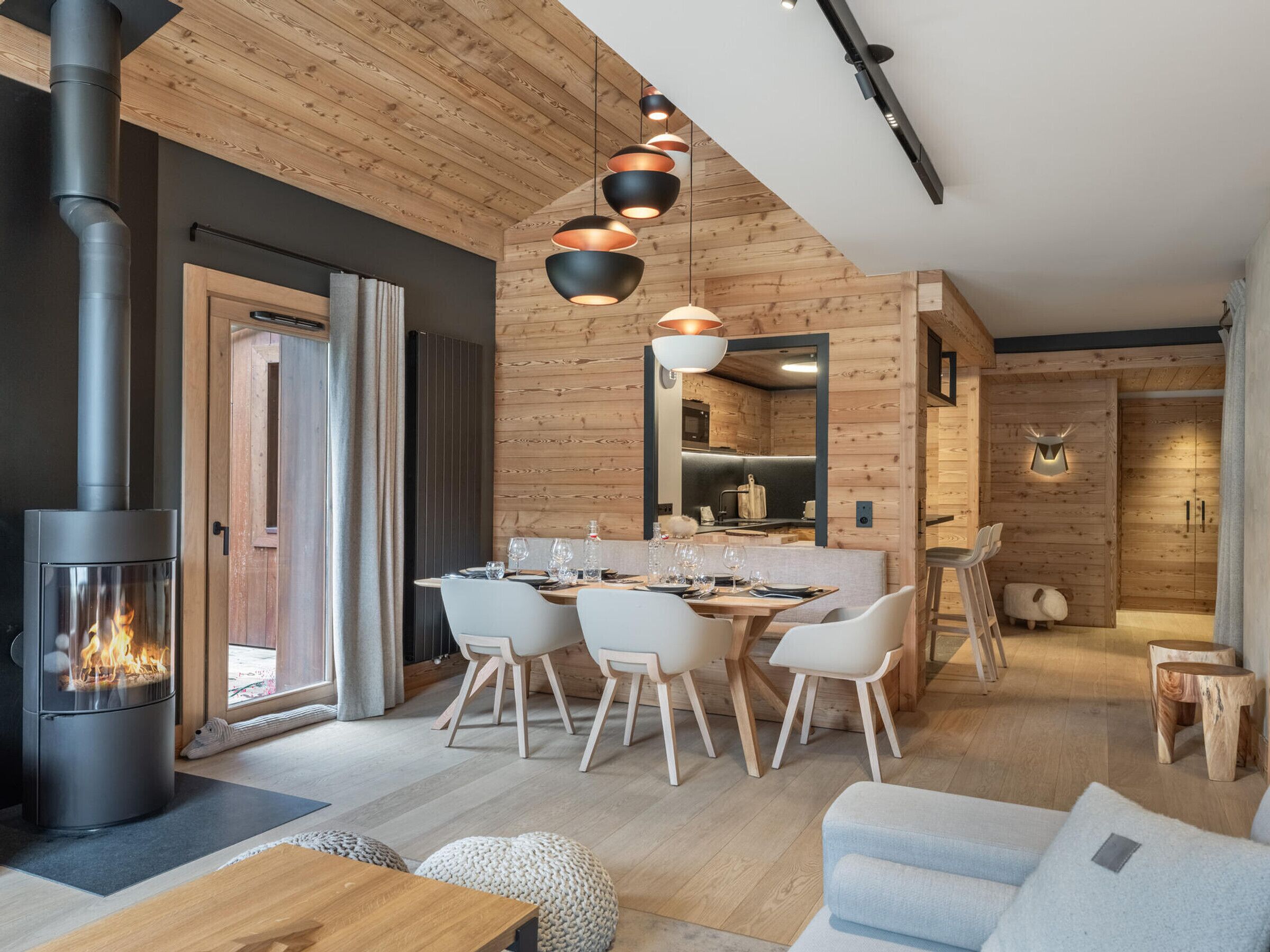 Een televisie en een open haard