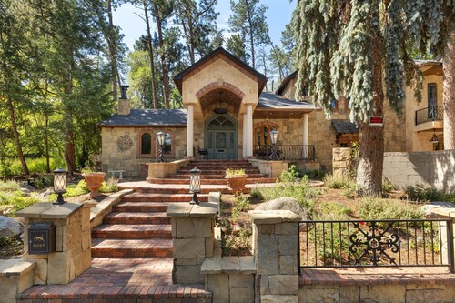 Broadmoor Retreat Luxe European Style Hot Tub