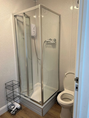 Sèche-cheveux, serviettes fournies, papier toilette