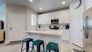 Un four, surface de cuisson, cafetière-théière