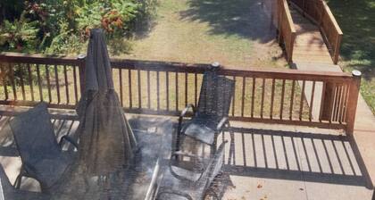 Charming 2-bedroom cabin with WiFi, AC in fabulous Bloomer