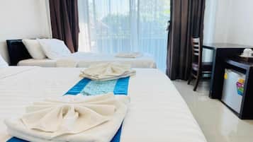 Escritorio, wifi gratis y ropa de cama