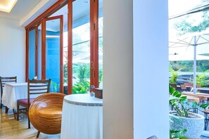 豪華三人房 | 書桌、免費無線上網、床單