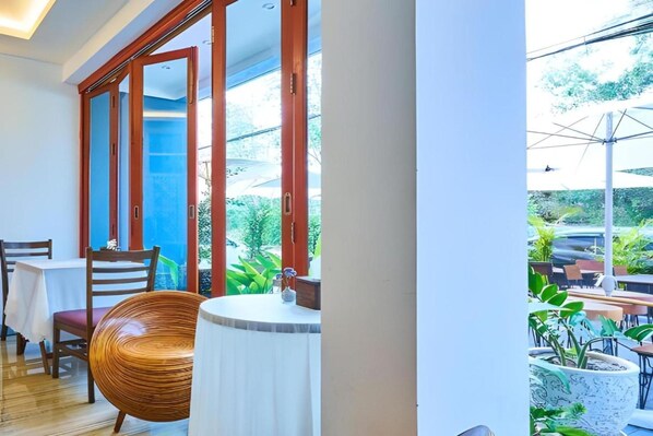 Deluxe Triple Room | Desk, free WiFi, bed sheets