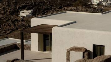 Premium Room with Garden View | Minibar, in-room safe, soundproofing, iron/ironing board