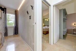 3 makuuhuonetta, tallelokero huoneessa, silitysrauta/-lauta