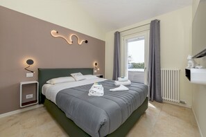 3 makuuhuonetta, tallelokero huoneessa, silitysrauta/-lauta