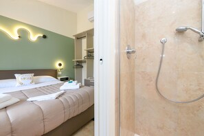 3 chambres, coffres-forts dans les chambres, fer et planche à repasser