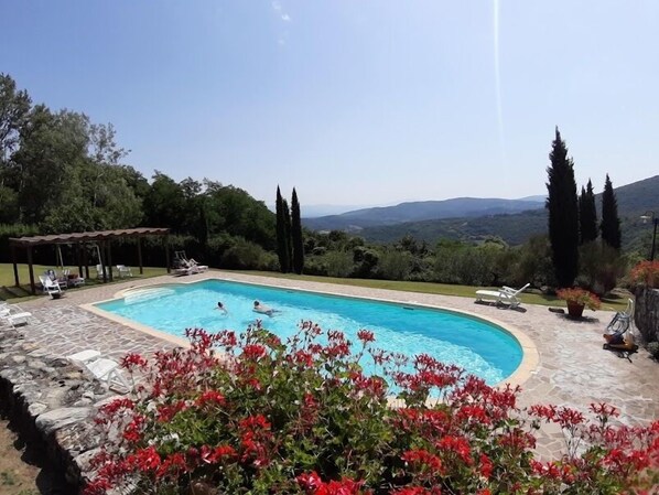 Piscine extérieure (ouverte en saison)