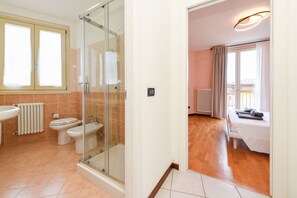 Douche, sĂšche-cheveux, serviettes fournies