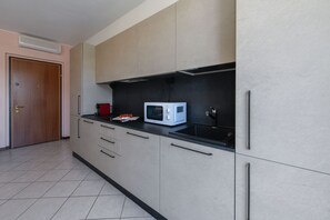 Réfrigérateur, micro-ondes, four, lave-vaisselle