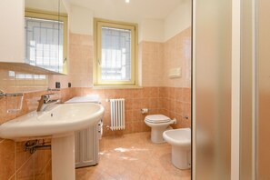 Suihku, hiustenkuivaaja, pyyhkeet