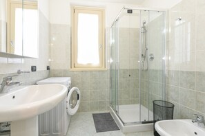 Shower, hair dryer, bidet, towels