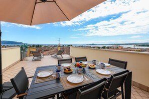 屋外ダイニングエリア