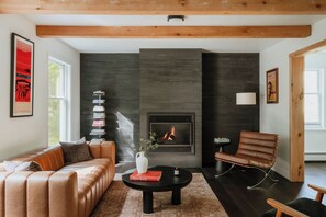 テレビ、暖炉、書斎 / ワークスペース